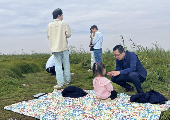“金秋十月 青春无限”公司全体同仁相约漂亮的军山湖畔