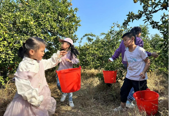“金秋十月 青春无限”公司全体同仁相约漂亮的军山湖畔