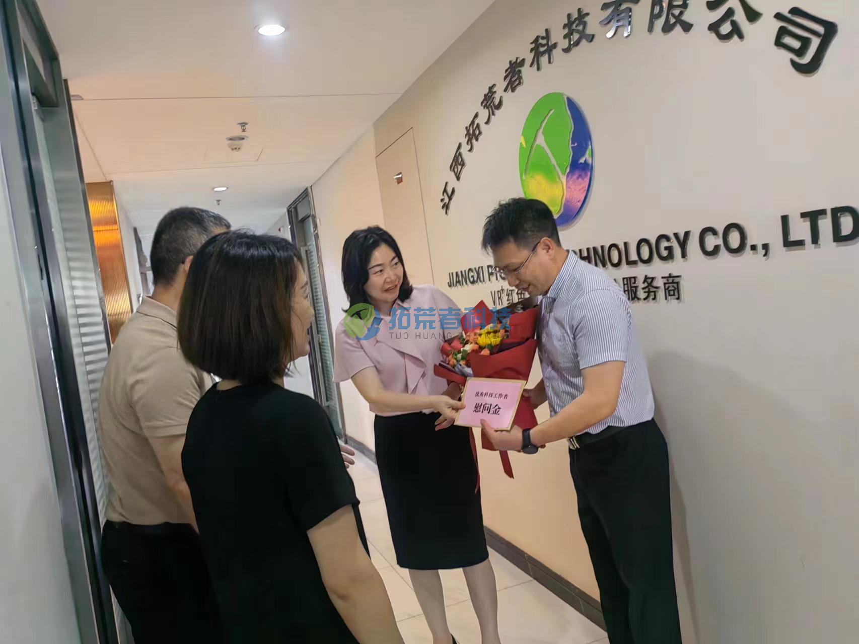 万晓娟走访慰问区科技事情者代表