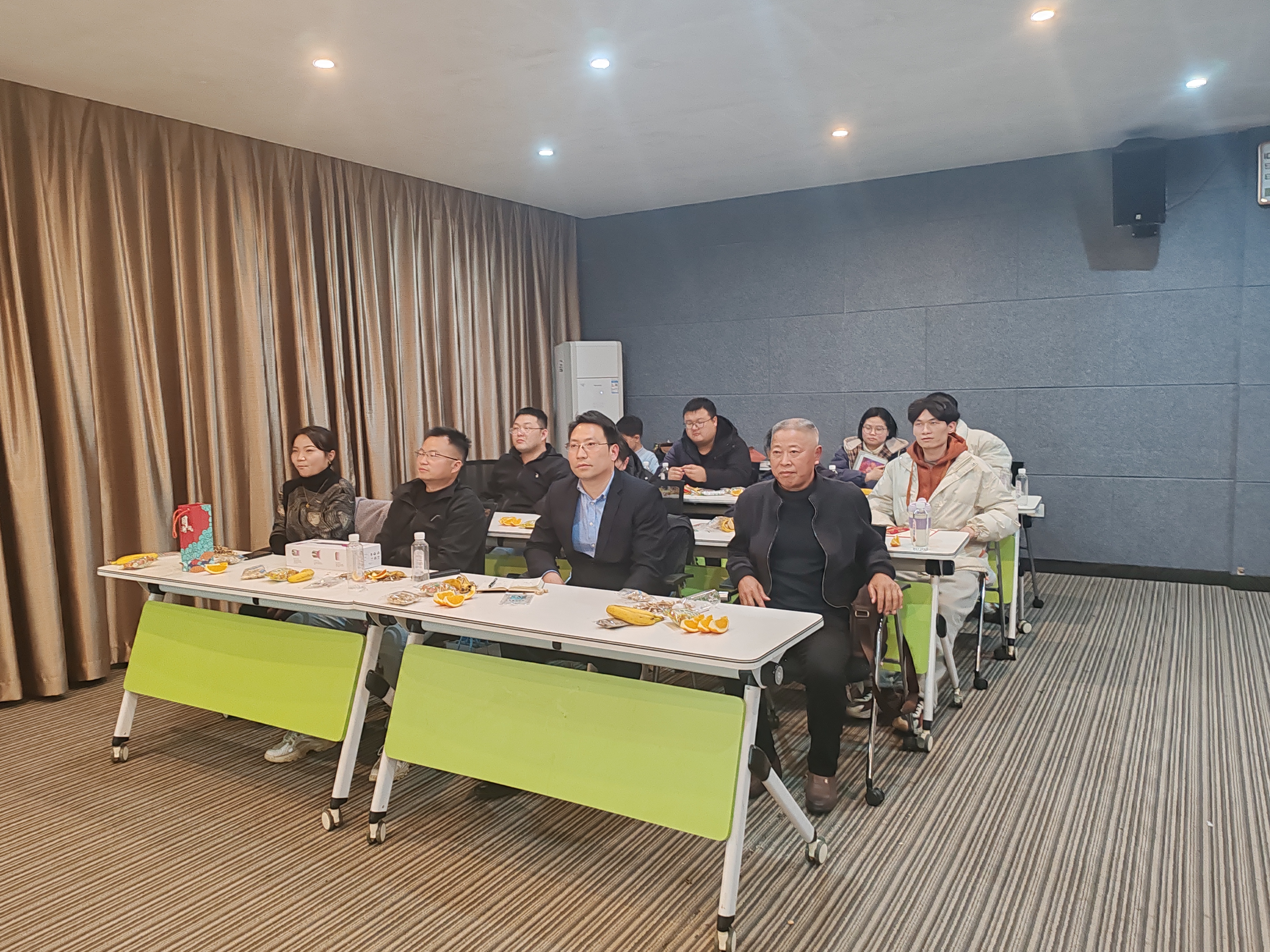 岁末聚首谋新篇，，，，共赴科立异征程